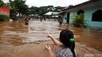 Melihat Keseruan Anak-anak Bermain Banjir di Ulujami