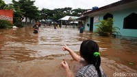 Anak-anak itu bermain serasa di kolam renang.