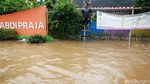 Melihat Keseruan Anak-anak Bermain Banjir di Ulujami