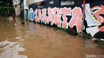Melihat Keseruan Anak-anak Bermain Banjir di Ulujami
