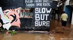 Melihat Keseruan Anak-anak Bermain Banjir di Ulujami