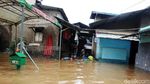 Melihat Keseruan Anak-anak Bermain Banjir di Ulujami