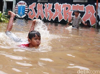 Melihat Keseruan Anak-anak Bermain Banjir di Ulujami