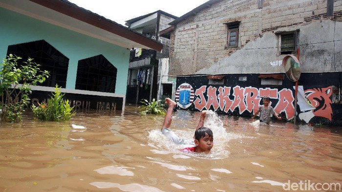 Melihat Keseruan Anak  anak  Bermain Banjir di Ulujami
