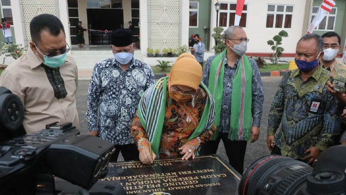 Menaker Ida Fauziyah meresmikan workshop pelatihan bagi calon pekerja migran Indonesia (CPMI) di Balai Latihan Kerja (BLK) Lombok Timur, Sabtu (20/2/2021)