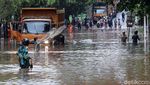 Menjala Ikan di Tengah Jalan TB Simatupang yang Kebanjiran