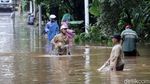 Menjala Ikan di Tengah Jalan TB Simatupang yang Kebanjiran