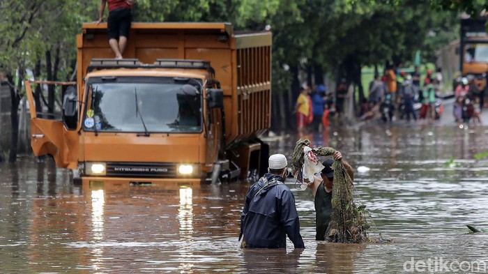Jalan TB Simatupang, Jakarta Selatan, terendam banjir, Sabtu (20/2/2021) pagi. Kondisi ini dimanfaatkan sebagian warga untuk menjala ikan.