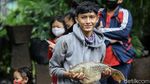 Menjala Ikan di Tengah Jalan TB Simatupang yang Kebanjiran