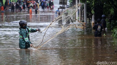 Menjala Ikan di Tengah Jalan TB Simatupang yang Kebanjiran