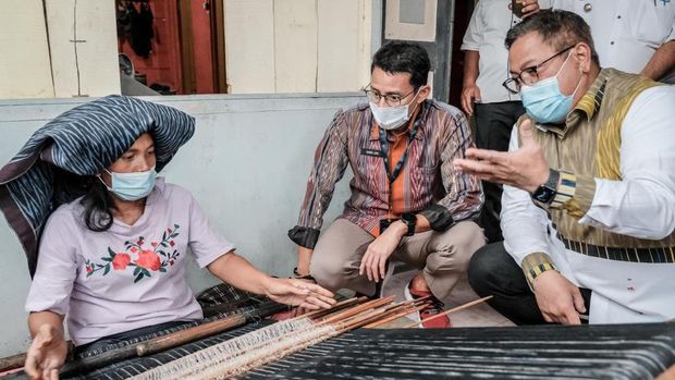 Menparekraf Dorong Pengrajin Kampung Ulos Dairi Sumut Berinovasi Tingkatkan Produksi