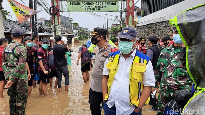 Menteri PUPR Basuki Hadimuljono meninjau kondisi banjir di Perumahan Pondok Gede Permai (Rahmat Fathan/detikcom)