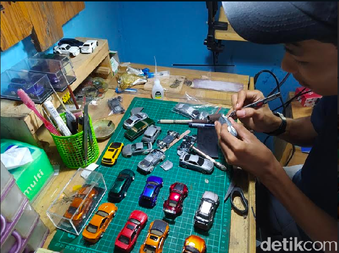 Mobil-mobilan hasil modifikasi Bhakti Aris Wandari di rumahnya Dusun Sorogaten, Desa Bringin, Kecamatan Srumbung, Kabupaten Magelang, Jawa Tengah. Mobil-mobilan hasil modifikasi Bhakti Aris Wandari di rumahnya Dusun Sorogaten, Desa Bringin, Kecamatan Srumbung, Kabupaten Magelang, Jawa Tengah.