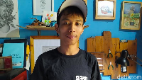 Dulu awalnya cuma koleksi. Main ke tempat-tempat jualan mainan terus dapat mobil-mobil kecil, kan banyak teman-teman yang koleksi terus kepengen. Pas main instagram lihat ada beberapa yang dicustom, penasaran, nyoba-nyoba akhirnya sempat jadi, tapi belum bisa presisi. Terus belajar, ikut lomba jadi tahu kekurangan, apa yang harus dibenahi, apa yang dirubah semua. Akhirnya, sampai sekarang bisa dijual, ujar Aris saat ditemui di rumahnya, Sabtu (20/2/2021). Foto: Eko Susanto/detikcom