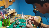 Saat ditemui di rumahnya Dusun Sorogaten, Desa Bringin, Kecamatan Srumbung, Kabupaten Magelang, Jawa Tengah, Aris langsung menunjukkan kepiawaian dirinya saat melakukan modifikasi diecast. Foto: Eko Susanto/detikcom