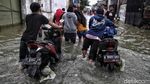 Motor Mogok Akibat Banjir di Kapuk Muara