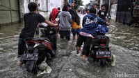 Sebagian pengendara menutup lubang knalpot menggunakan plastik agar air tidak masuk ke dalam mesin.