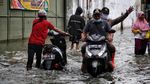 Motor Mogok Akibat Banjir di Kapuk Muara