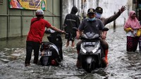 Selain BMKG, peringatan dini hujan yang berpotensi banjir juga disampaikan Lapan dan BPBD DKI Jakarta.