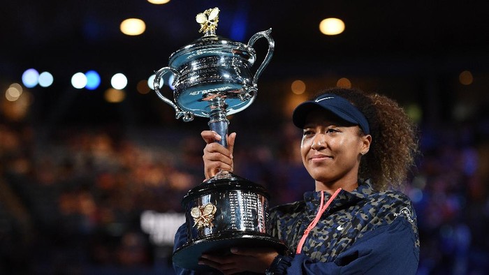 MELBOURNE, AUSTRALIA - FEBRUARY 20: Naomi Osaka of Japan poses with the Daphne Akhurst Memorial Cup after winning her Women’s Singles Final match against Jennifer Brady of the United States during day 13 of the 2021 Australian Open at Melbourne Park on February 20, 2021 in Melbourne, Australia. (Photo by Quinn Rooney/Getty Images)