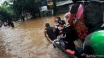 Ojek Gerobak Jadi Andalan Pemotor Terobos Banjir Tendean