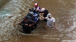 Ojek Gerobak Jadi Andalan Pemotor Terobos Banjir Tendean