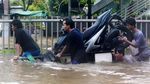 Ojek Gerobak Jadi Andalan Pemotor Terobos Banjir Tendean