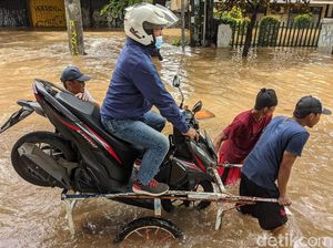 Ojek Gerobak Jadi Andalan Pemotor Terobos Banjir Tendean