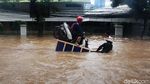 Ojek Gerobak Jadi Andalan Pemotor Terobos Banjir Tendean