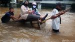 Ojek Gerobak Jadi Andalan Pemotor Terobos Banjir Tendean