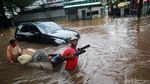 Ojek Gerobak Jadi Andalan Pemotor Terobos Banjir Tendean