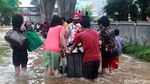 Ojek Gerobak Jadi Andalan Pemotor Terobos Banjir Tendean