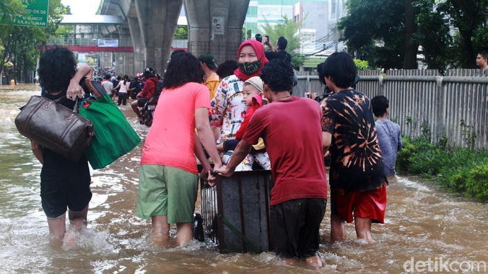 Banjir merendam Jalan Tendean, Mampang, Jakarta Selatan, Sabtu (20/2/2021) siang. Warga pun mengandalkan ojek gerobak untuk menyeberangi banjir di jalan tersebut.