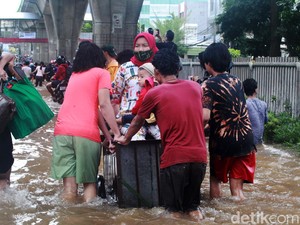 Musim Banjir Begini, Simpan Uang Aman di Bank atau Rumah?