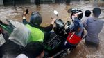 Ojek Gerobak Jadi Andalan Pemotor Terobos Banjir Tendean