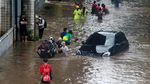 Ojek Gerobak Jadi Andalan Pemotor Terobos Banjir Tendean
