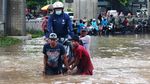 Ojek Gerobak Jadi Andalan Pemotor Terobos Banjir Tendean