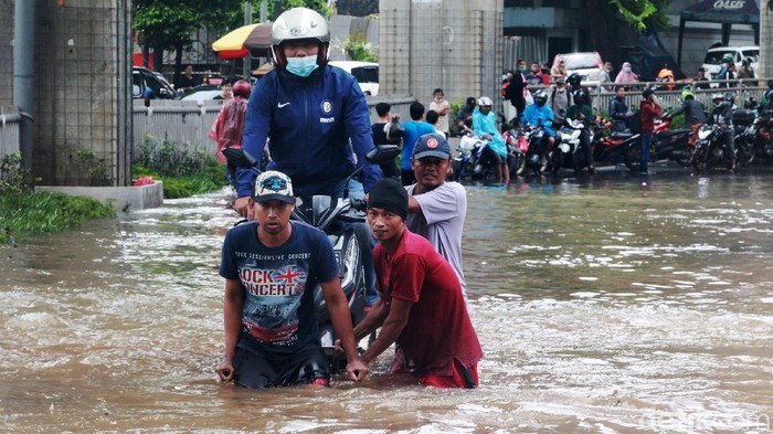 Ojek Gerobak Jadi Andalan Pemotor Terobos Banjir Tendean Banjir merendam Jalan Tendean, Mampang, Jakarta Selatan, Sabtu (20/2/2021) siang. Warga pun mengandalkan ojek gerobak untuk menyeberangi banjir di jalan tersebut.
