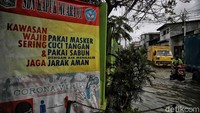 Jalanan di sekitar SDN Kapuk Muara 01 juga terendam banjir.