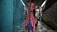 Warga tetap bertahan meski banjir menggenangi permukiman tersebut