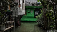Hujan deras yang mengguyur membuat permukiman ini terendam banjir.