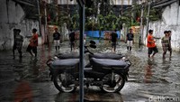 Ketinggian banjir di permukiman itu bervariasi mulai dari 30 cm hingga 70 cm.