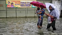 Di salah satu titik, ketinggian banjir mencapai lutut orang dewasa.
