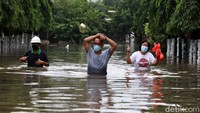 Ada juga warga yang berusaha menembus dengan jalan kaki melewati banjir 80 cm. Semakin ke dalam, banjir makin tinggi dengan arus cukup deras.