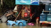 Banjir menggenang mulai Jumat (19/2) dini hari kemarin. Namun hingga Sabtu (20/2) pukul 10.00 WIB, air belum surut.