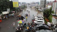Hujan yang terus mengguyur membuat banjir di Perumahan Jatibening Permai, Bekasi, tak kunjung surut.