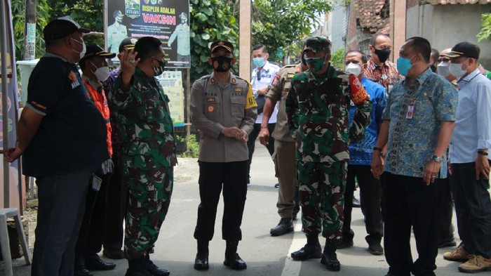 Penerapan PPKM Mikro di tingkat RT di Lamongan bertambah. Dari semula hanya 49 RT, kini penerapan PPKM Mikro bertambah menjadi 87 RT. PPKM Mikro ini diberlakukan di 73 desa Lamongan.