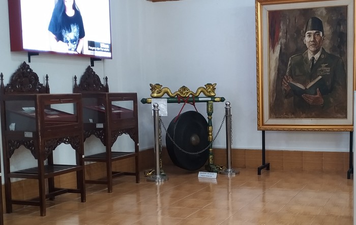Perpustakaan Nasional Bung Karno (Perpusnas BK) di Blitar banyak menyimpan sejarah. Ada beberapa benda yang menarik perhatian pengunjung. Di antaranya adalah keris Kyai Sekar Jagad dan Gong Kyai Djimat.