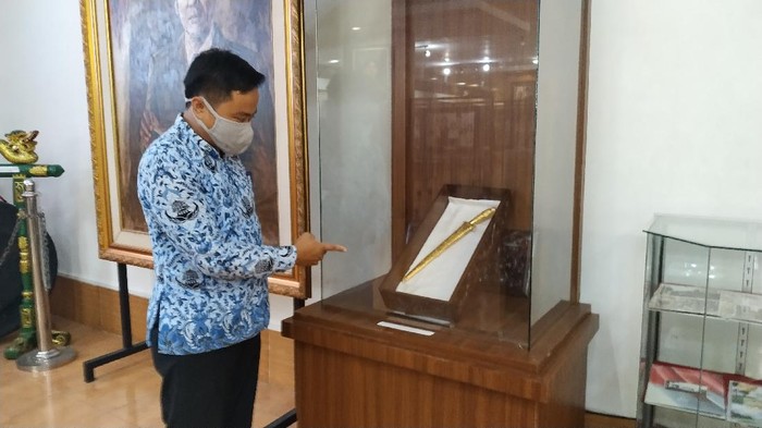 Perpustakaan Nasional Bung Karno (Perpusnas BK) di Blitar banyak menyimpan sejarah. Ada beberapa benda yang menarik perhatian pengunjung. Di antaranya adalah keris Kyai Sekar Jagad dan Gong Kyai Djimat.