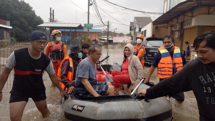 Personel Basarnas melakukan proses evakuasi warga yang terdampak banjir